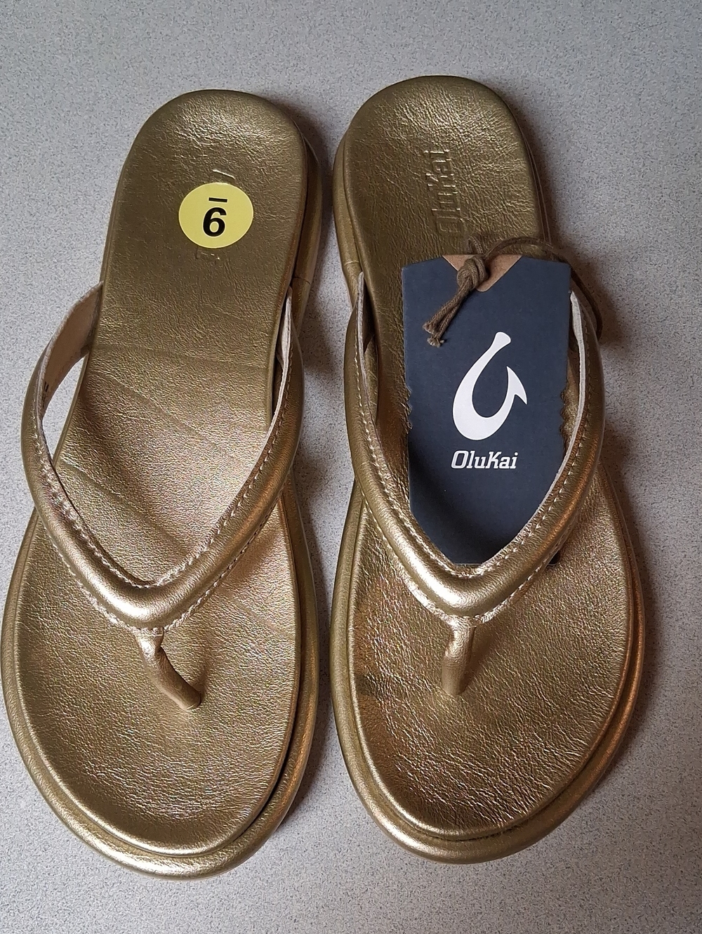 BNWT WOMENS OLUKAI TIARE BUBBLY SIZE 9 GOLD PREMIUM FLIP FLOP